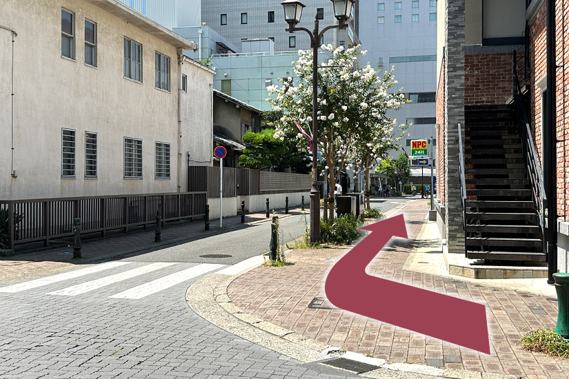 最初の道を西方面に右折します。