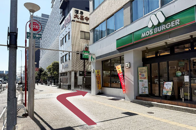 6番出口を出たら、すぐの角を右折します。
