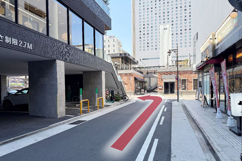 突き当たりを左折します。