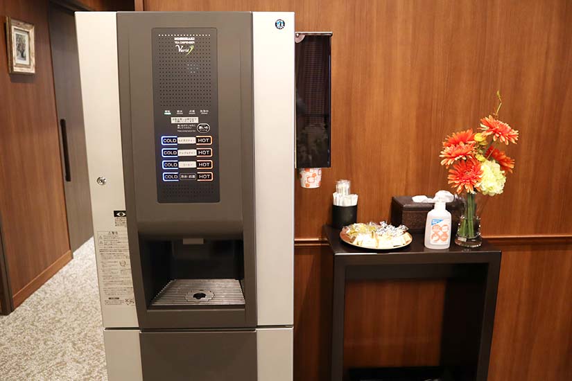 待合室（モバイル充電可、セルフでお飲み物、お菓子をご用意しています）